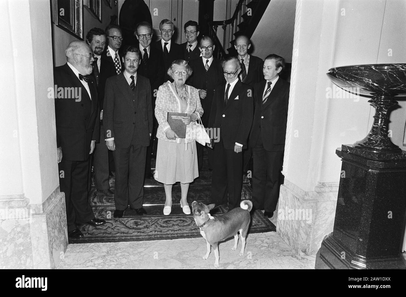 Königin Juliana in Soestdijk nimmt das Buch und Orange Nassaus in der niederländischen Geschichte in Empfang; Ihre Majestät das erste Exemplar, umgeben von den Kompilatoren Datum: 12. Mai 1979 Ort: Soestdijk Utrechter Schlüsselwörter: Bücher, Königinnen, Schriftsteller Personenname: Juliana, Königin Stockfoto