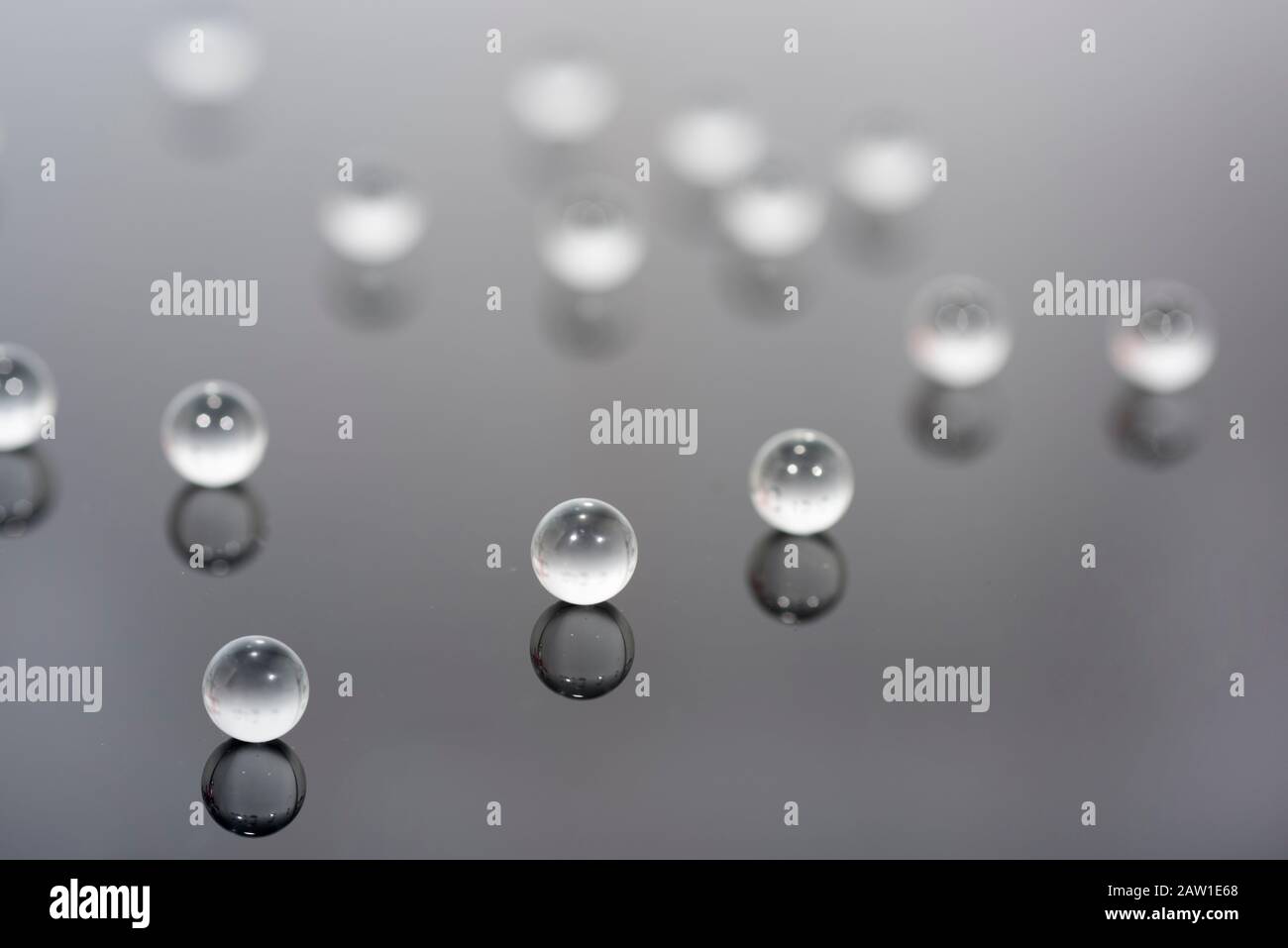 Abstrakte Foto mit kleinen Kugeln aus Glas auf transparentem Hintergrund. Stockfoto