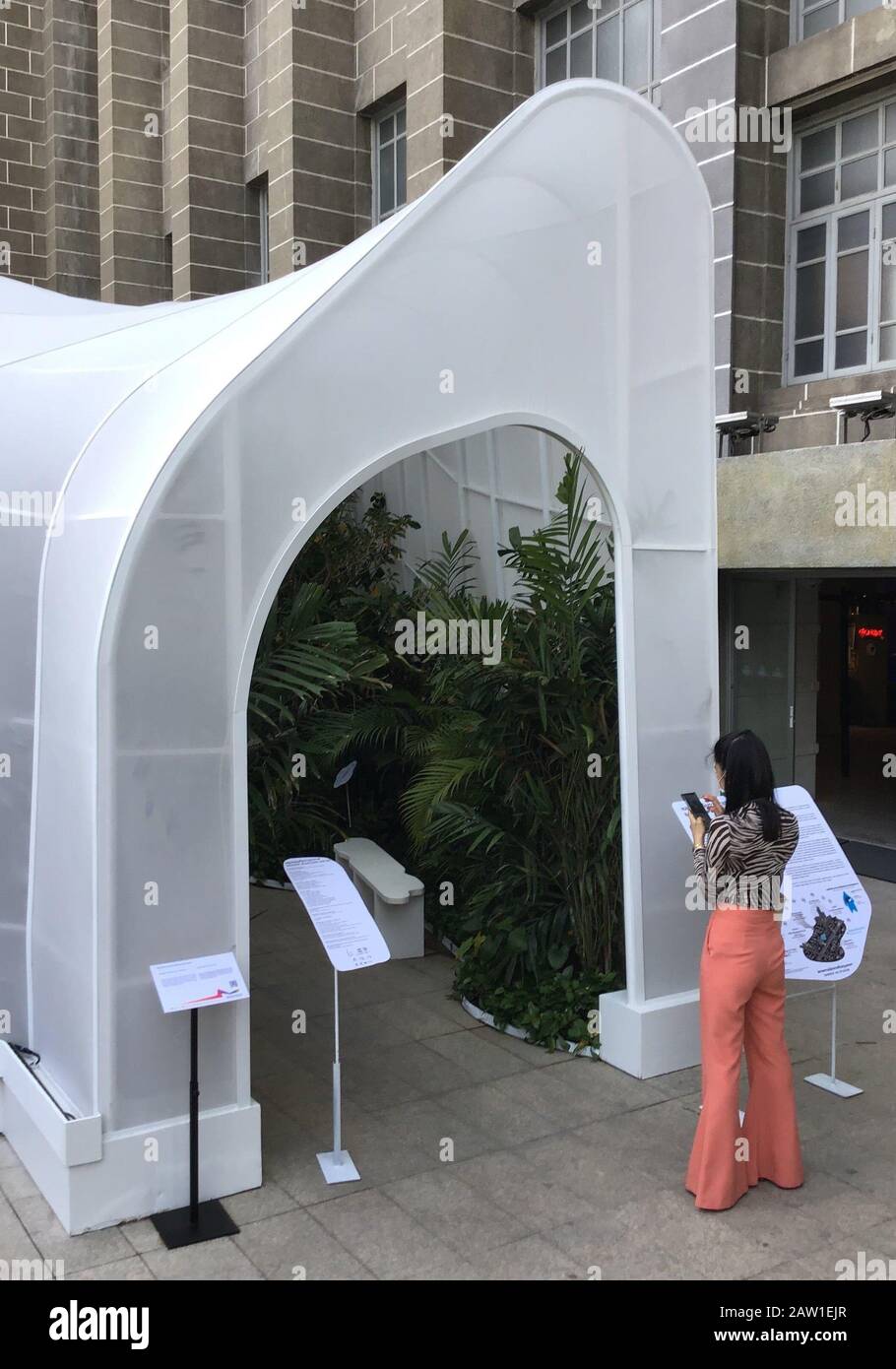 Bangkok, Thailand. Februar 2020. Ein Besucher steht vor dem weißen Pavillon 'Safezone Shelter' vor einem alten Postgebäude im Rahmen eines Designfestivals. Der Pavillon wird technisch belüftet und die Pflanzen sorgen auch für ein Wohlfühlklima, in dem man tief atmen kann. Bis zum 08.02.2020 wird das Festival in der ganzen Stadt weiterhin Design und Kreativität zeigen - mit Filmen, Ausstellungen, Live-Musik und Workshops. (Zu dpa "EIN Design-Festival, das den Atem fangen soll") Credit: Caroline Bock / dpa / Alamy Live News Stockfoto