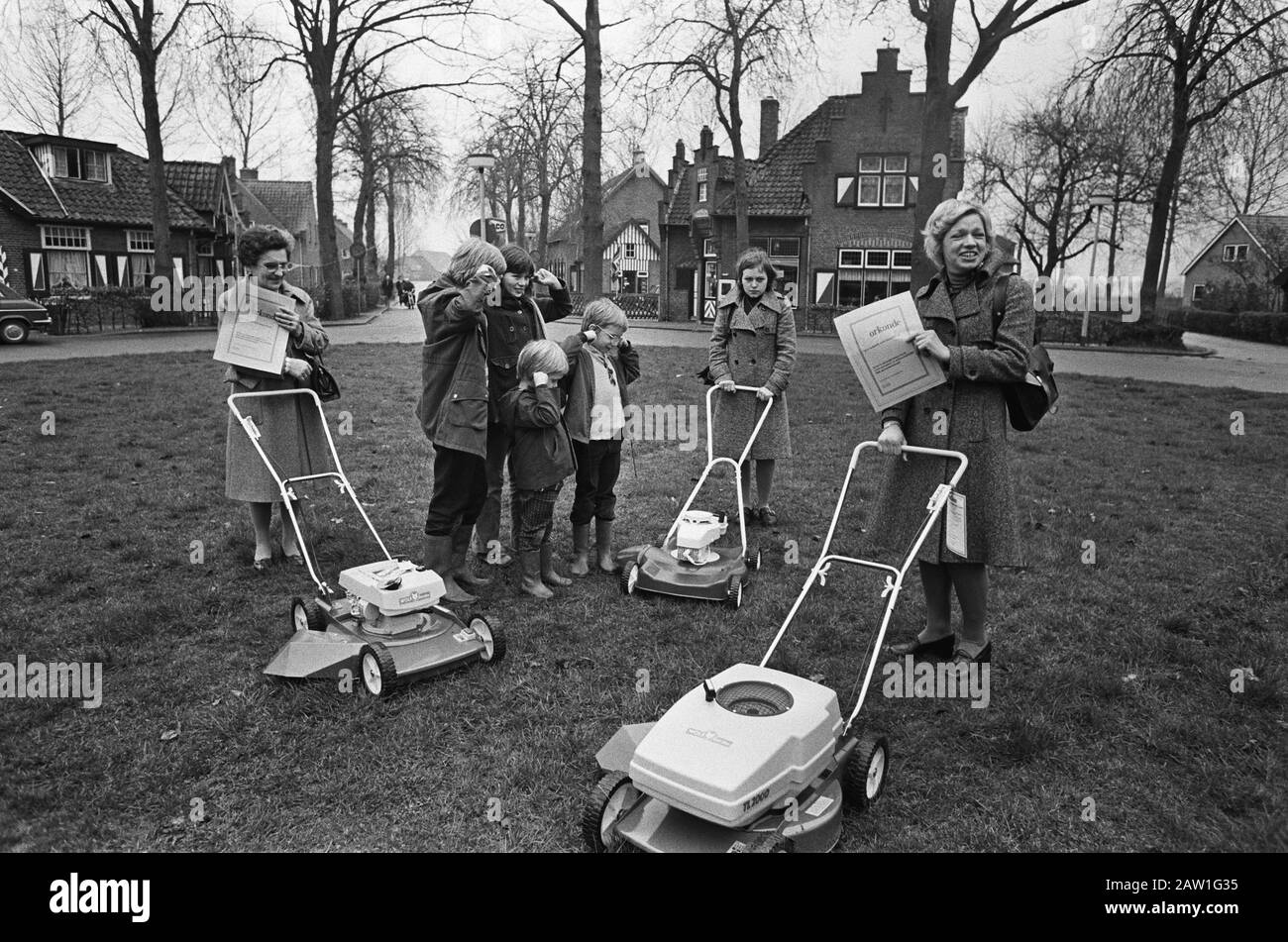 Job News Agency AD; alte und neue Rasenmäher Datum: 20. März 1975 Schlüsselwörter: Rasenmäher, Krankenschwestern Stockfoto