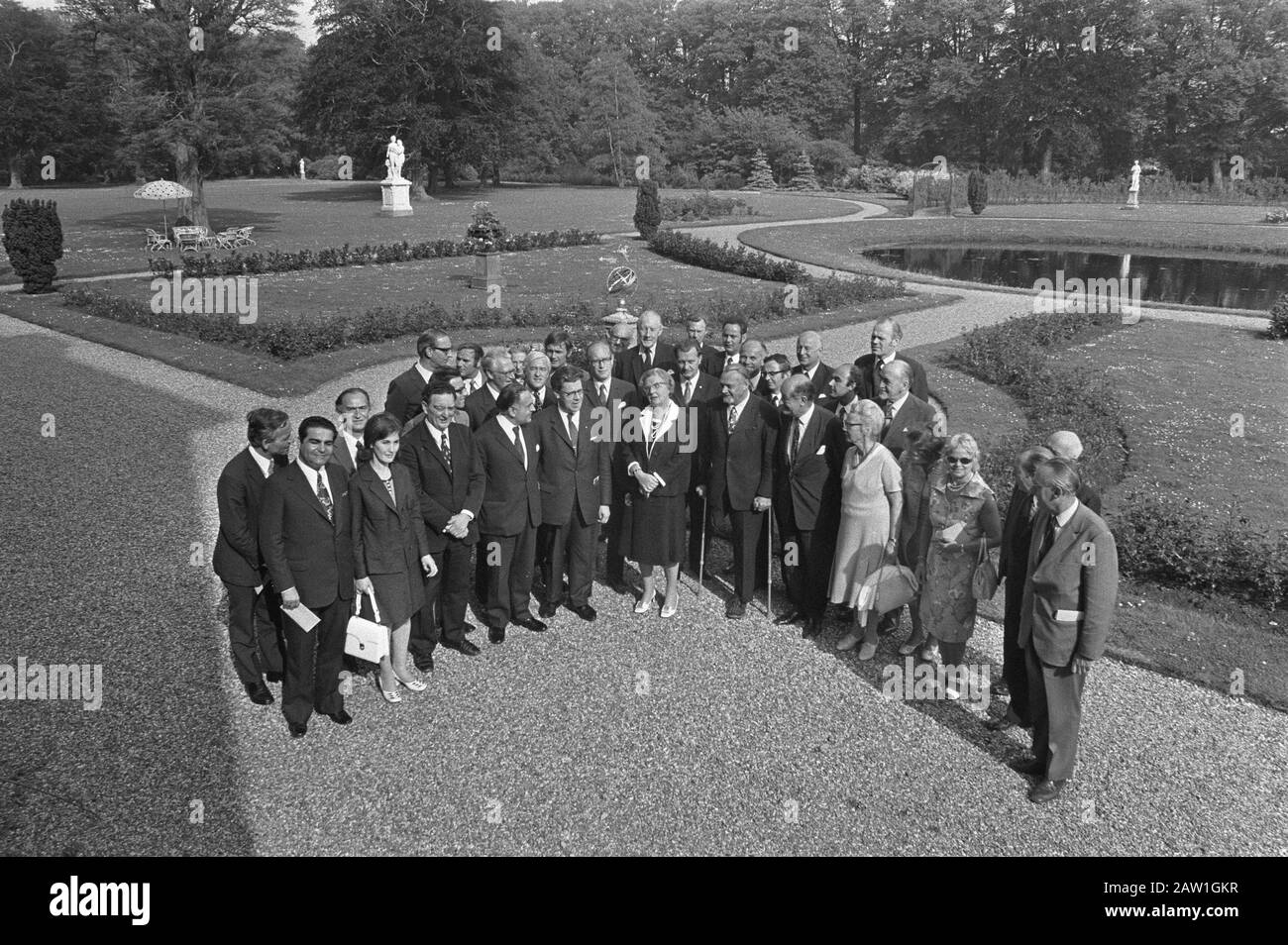 Königin Juliana hat die Mitglieder der Parlamentarischen Versammlung des Europarats in Huis ten Bosch in Den Haag empfangen - darunter der Labour-Politiker Piet Dankert (hintere Reihe, sechste von links) Anmerkung: Oder Parlamentarische Versammlung des Europarats Datum: 26. Juni 1972 Ort: Den Haag, Südholland Schlüsselwörter: Europäische Integration, Königinnen, Paläste, Politiker, Treffen Personenname: Dankert, Piet, Juliana (Königin Niederlande) Institutionenname: Huis Ten Bosch Stockfoto