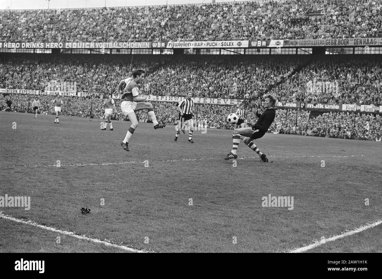 Fußball-Erdivisie Feyenoord - Sparta 4-1 Kindvall (L) Punkte, Sparta-Torhüter Doesburg (r) Datum: 25. April 1971 Ort: Rotterdam, South Holland Schlüsselwörter: Tore, Torhüter, Spieler, Sport, Fußball-Personenname: Doesburg, Pim, Kindvall, Ove Institution Name: Feyenoord Stockfoto