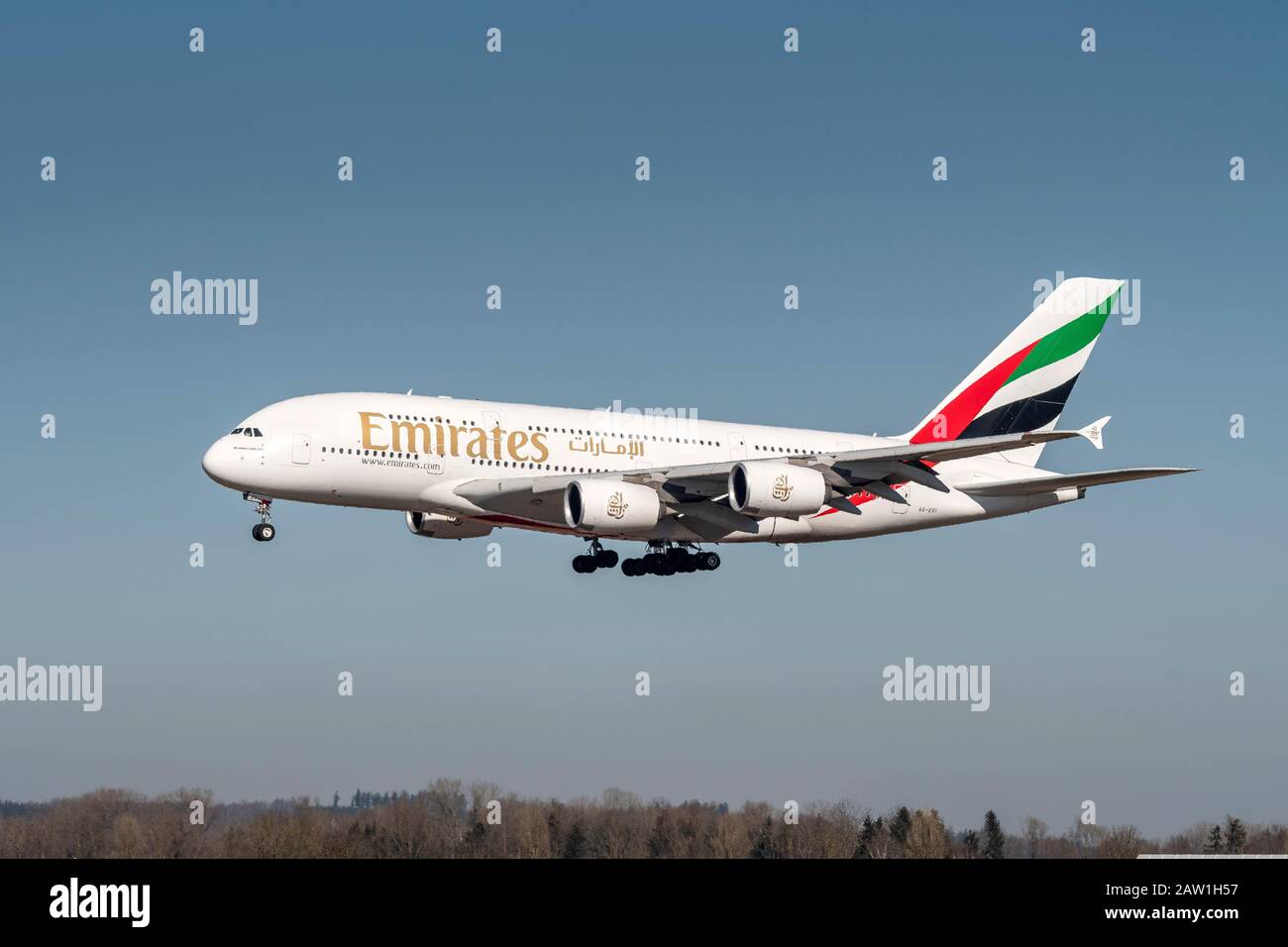 München, Deutschland - 27. Februar 2019: Emirates Airbus A380-861 mit der Flugzeutregistrierung A6-EEI in der Annäherung an die nördliche Landebahn 26R des Stockfoto