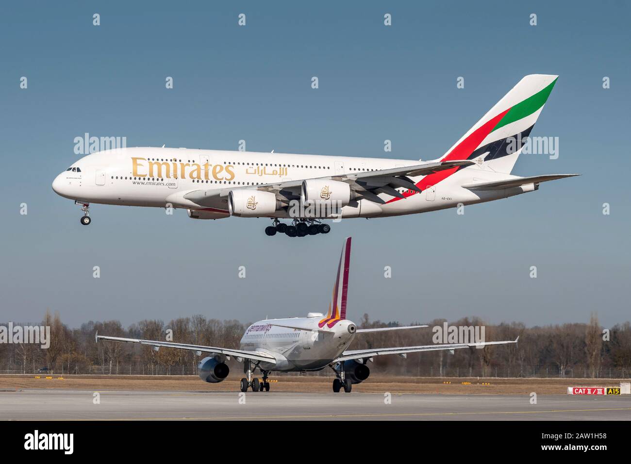 München, Deutschland - 27. Februar 2019: Emirates Airbus A380-861 mit der Flugzeutregistrierung A6-EEI in der Annäherung an die nördliche Landebahn 26R des Stockfoto