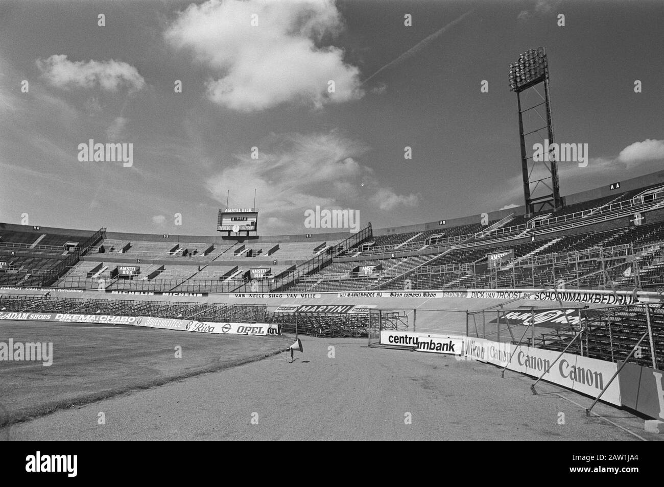 Mission Volkskrant; Plakate im Olympiastadion Amsterdam Datum: 28. Juli 1981 Ort: Amsterdam, Noord-Holland Schlagwörter: Plakatwände Name Der Institution: Olympiastadion Stockfoto
