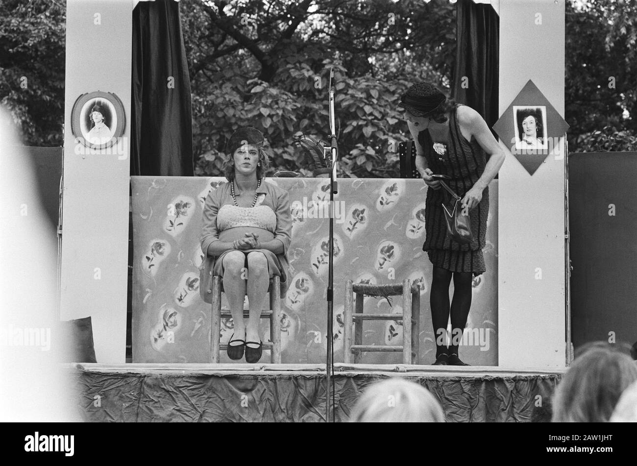Mission Volkskrant, in Vondelpark Datum: 26. Juli 1978 Standort: Amsterdam, Noord-Holland, Vondelpark Schlüsselwörter: Performances Institution Name: Volkskrant Stockfoto