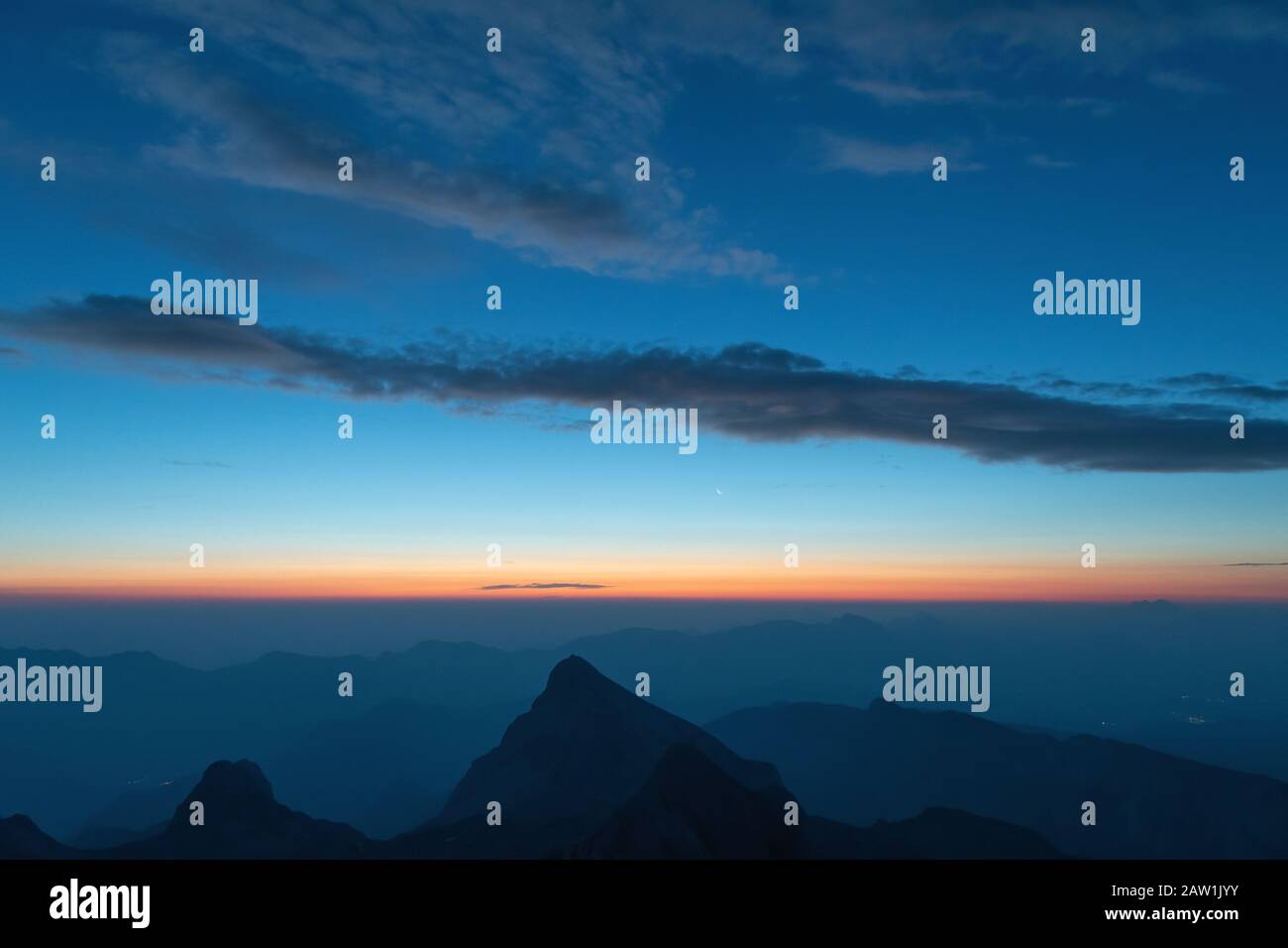 Wunderschöner Dämmerungshimmel vor Sonnenaufgang in den Alpen-Bergketten in Slowenien, Triglav National Park. Reise-, Umwelt- und Selbstreflexionskonzepte Stockfoto