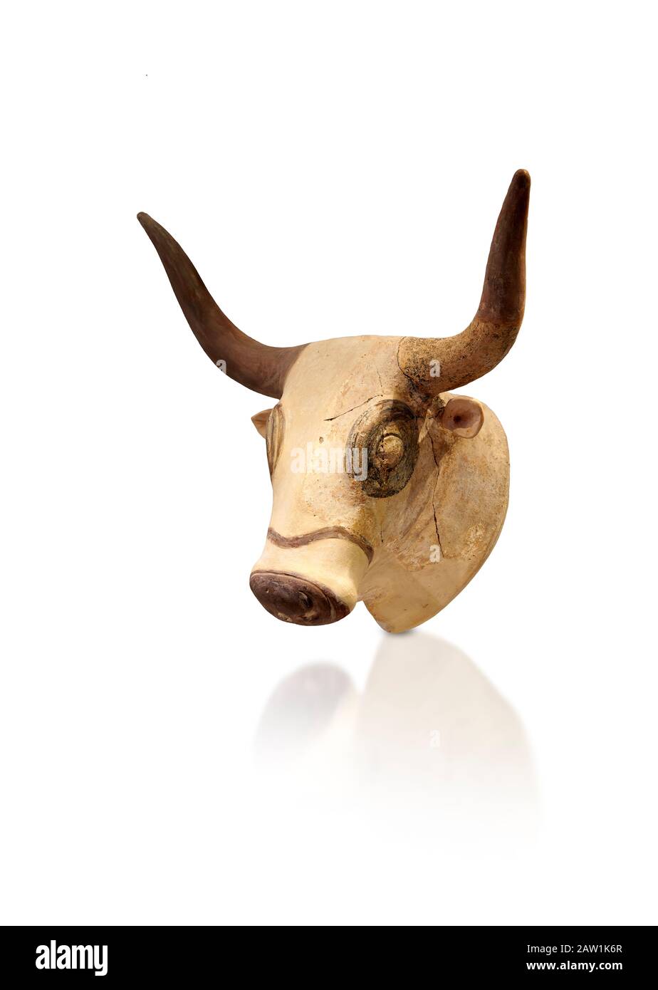 Minoan Bulls Kopfrhythmusgefäß, Machlos 1500-1450 v. Chr.; Archäologisches Museum Heraklion, weißer Hintergrund. Stockfoto