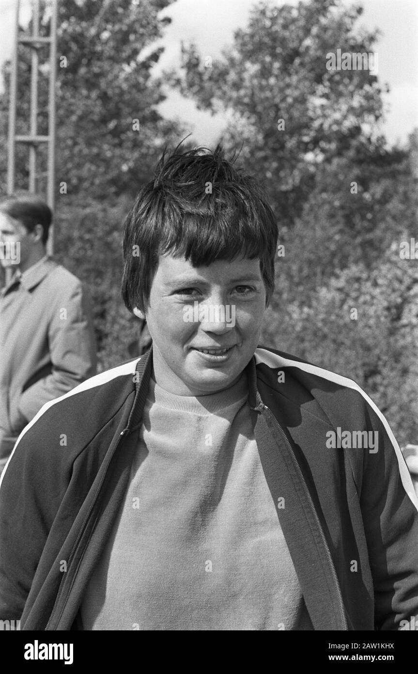 Leichtathletik-Meisterschaften in Amsterdam eröffnen. Diskuswerfer Anneke de Bruin Datum: 12. Mai 1968 Ort: Amsterdam, Noord-Holland Schlagwörter: Leichtathletik-Meisterschaften Personenname: Anneke de Bruin Stockfoto