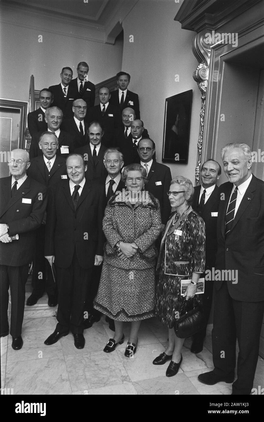Königin Juliana erhält parlamentarische Delegation der NATO bei Huis ten Bosch; Königin Juliana der Delegierten Datum: 9. November 1970 Schlüsselwörter: Delegierungen, Königinnen, Name der Einnahmeperson: Juliana (Königin der Niederlande) Institutionenname: NATO Stockfoto