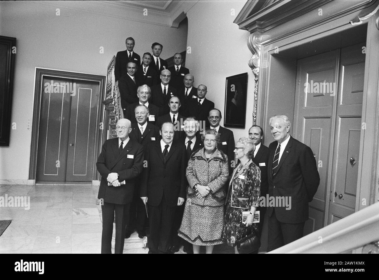 Königin Juliana erhält parlamentarische Delegation der NATO bei Huis ten Bosch; Königin Juliana der Delegierten Datum: 9. November 1970 Schlüsselwörter: Delegierungen, Königinnen, Name der Einnahmeperson: Juliana (Königin der Niederlande) Institutionenname: NATO Stockfoto