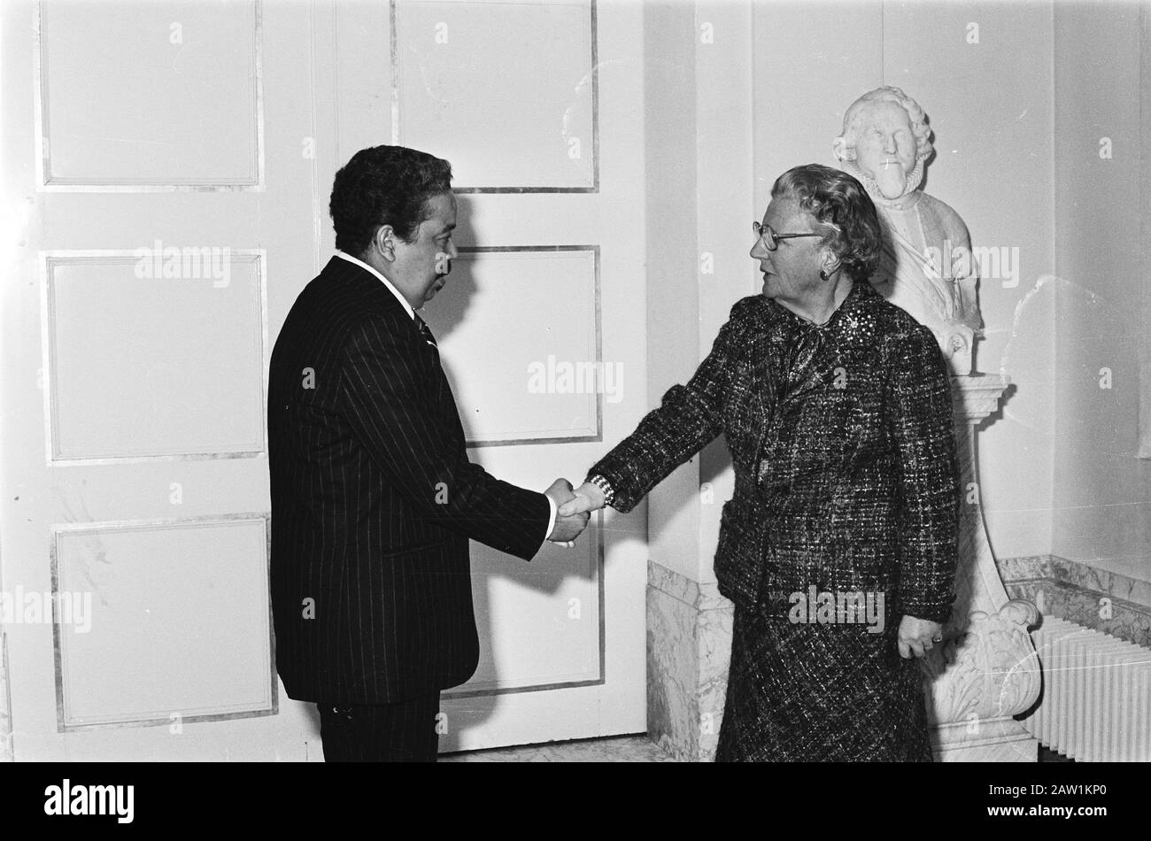 Königin Juliana Pires empfängt Premierminister von Kap Verde; Grußdatum: 30. März 1978 Schlüsselwörter: Grüße, Königinnen, Name der Einnahmeperson: Juliana (Königin der Niederlande) Stockfoto