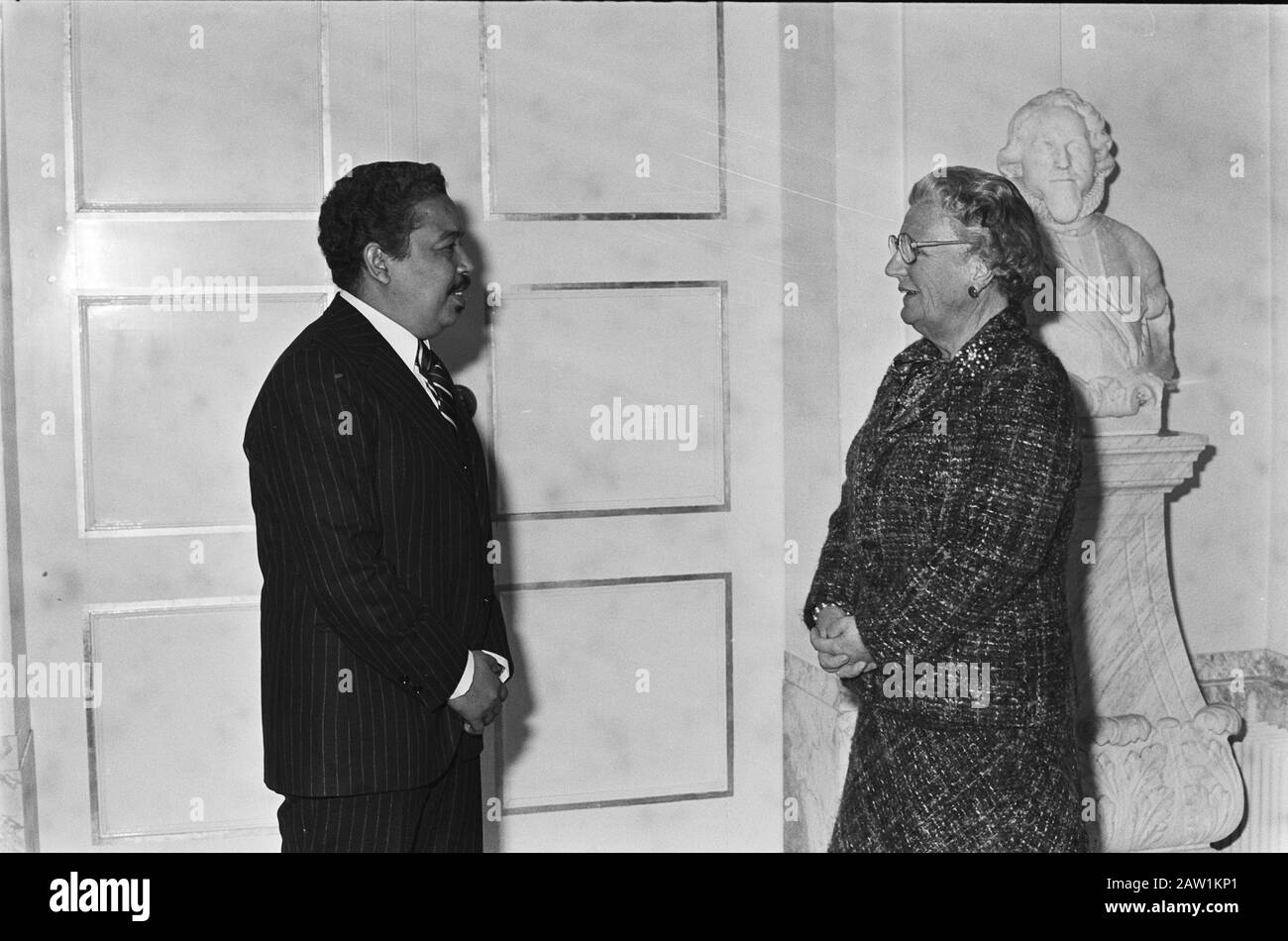 Königin Juliana Pires empfängt Premierminister von Kap Verde; Königin Juliana in Gesprächen mit Premierminister Pires Datum: 30. März 1978 Schlüsselwörter: Interviews, Königinnen, Empfänge, Premiers Person Name: Juliana (Königin Niederlande) Stockfoto