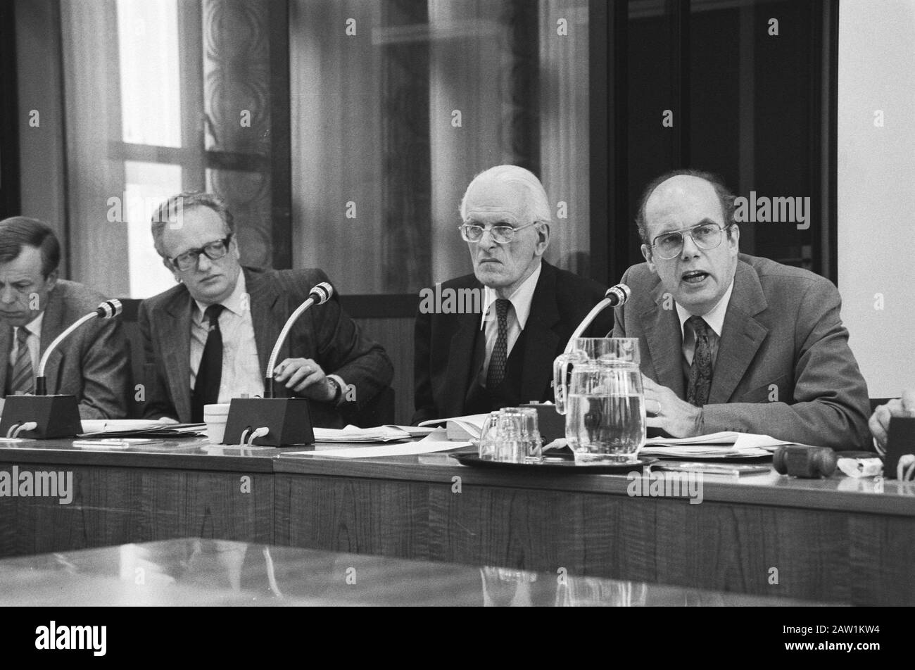 Öffentliches Komitee für Bildung und Wissenschaft, Justiz und CRM in den Haag. Van Kemenade, De Vries, De Ruiter Datum: 17. März 1982 Ort: Den Haag, South Holland Schlüsselwörter: Meetings Stockfoto