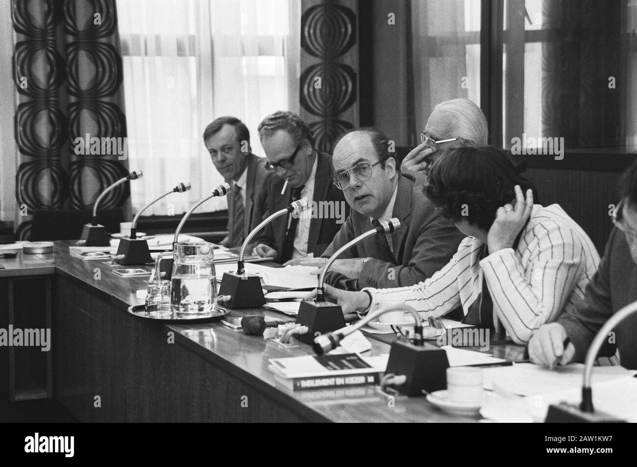 Öffentlicher Ausschuss für Bildung und Wissenschaft, Justiz und CRM in Den Haag Datum: 17. März 1982 Standort: Den Haag, South Holland Schlüsselwörter: Sitzungen Stockfoto