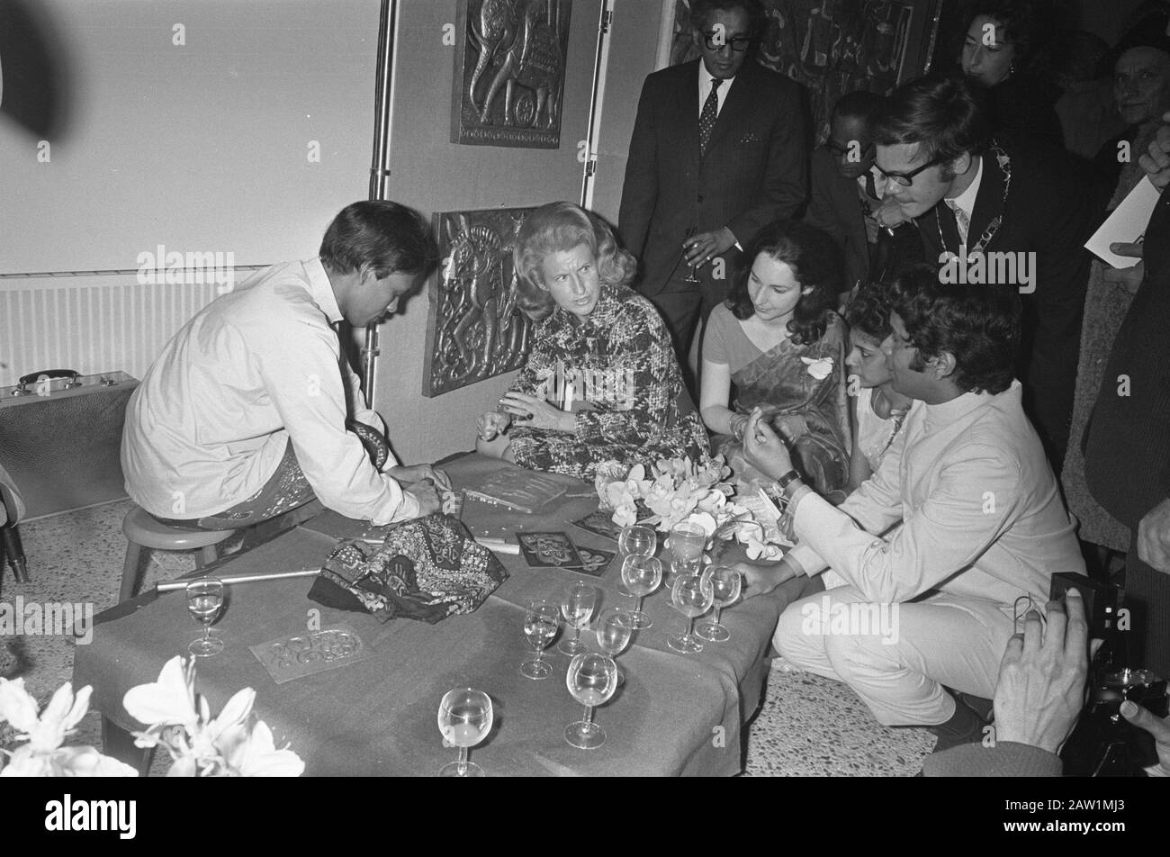 Eröffnung von Dream Island Ceylon in Madurodam durch Christine M. Th. C. S. Schmelzer Mutsaerts, Ehefrau von Ministerin Schmelzer Datum: 11. April 1972 Schlagwörter: Ehefrauen, Eröffnungsperson Name: Herr C. Th. C. S. Schmelzer Mutsaerts Institutionenname: Madurodam Stockfoto