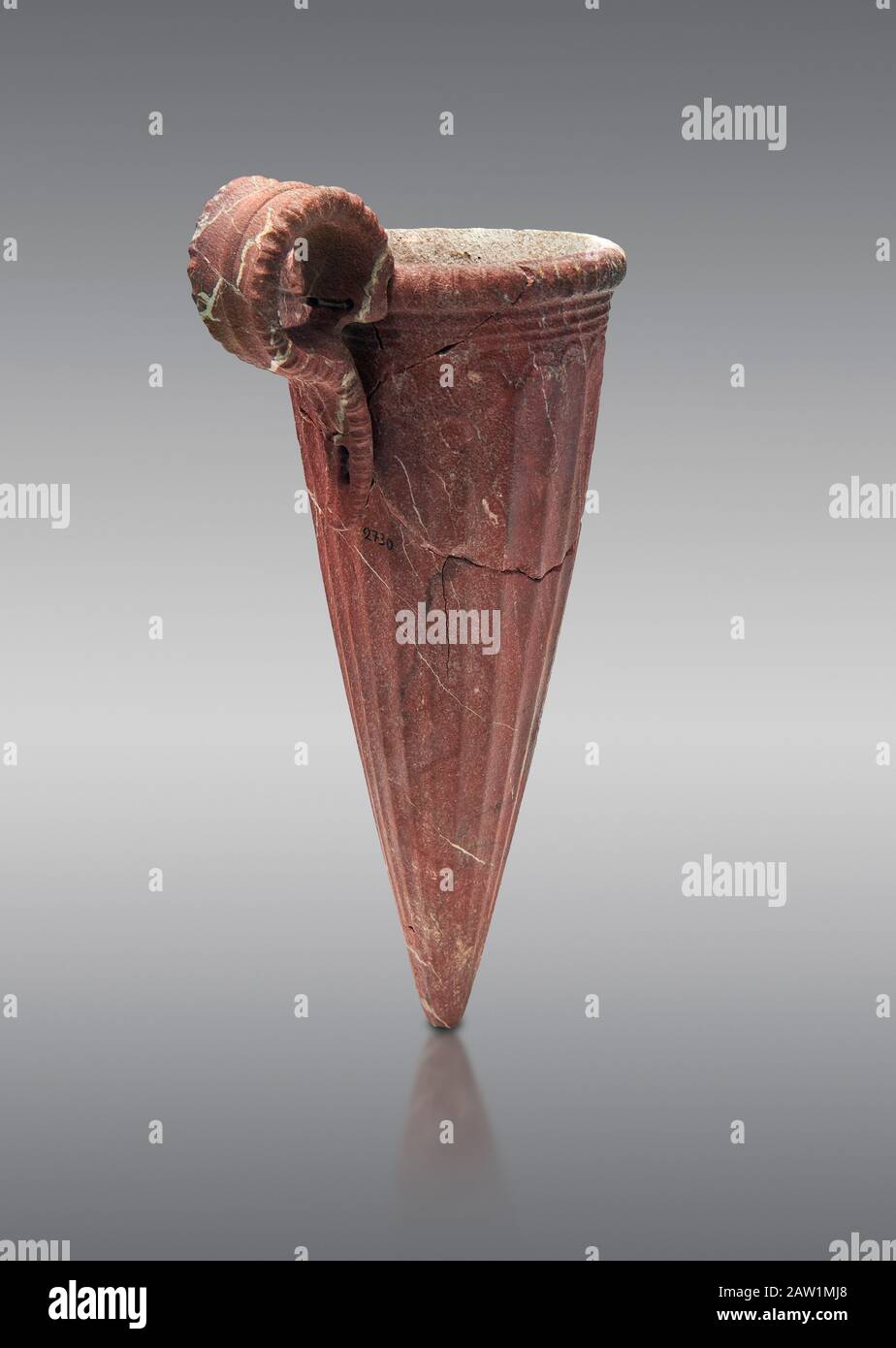 Konische Rhythmusstörungen aus minoischem Stein mit Flügelschmuck, Zakros 1500-1400 v. Chr.; Archäologisches Museum Heraklion, grauer Hintergrund. Stockfoto