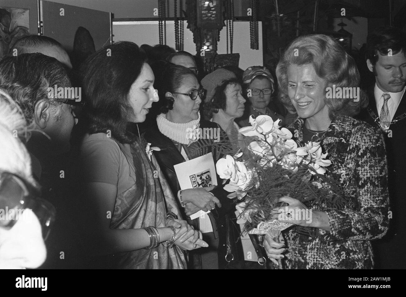 Eröffnung von Dream Island Ceylon in Madurodam durch Christine M. Th. C. S. Schmelzer Mutsaerts, Ehefrau von Ministerin Schmelzer Datum: 11. April 1972 Schlagwörter: Blumen, Ehefrauen, Eröffnungen Personenname: Herr C. Th. C. S. Schmelzer Mutsaerts Institutionenname: Madurodam Stockfoto