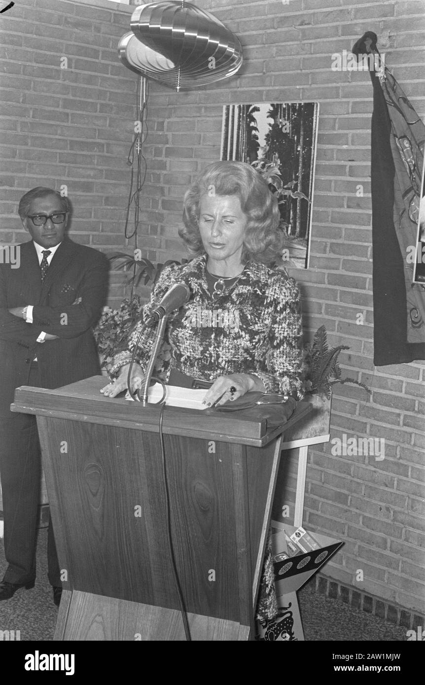 Eröffnung von Dream Island Ceylon in Madurodam durch Christine M. Th. C. S. Schmelzer Mutsaerts, Ehefrau von Ministerin Schmelzer Datum: 11. April 1972 Schlagwörter: Ehefrauen, Eröffnungsperson Name: Herr C. Th. C. S. Schmelzer Mutsaerts Institutionenname: Madurodam Stockfoto