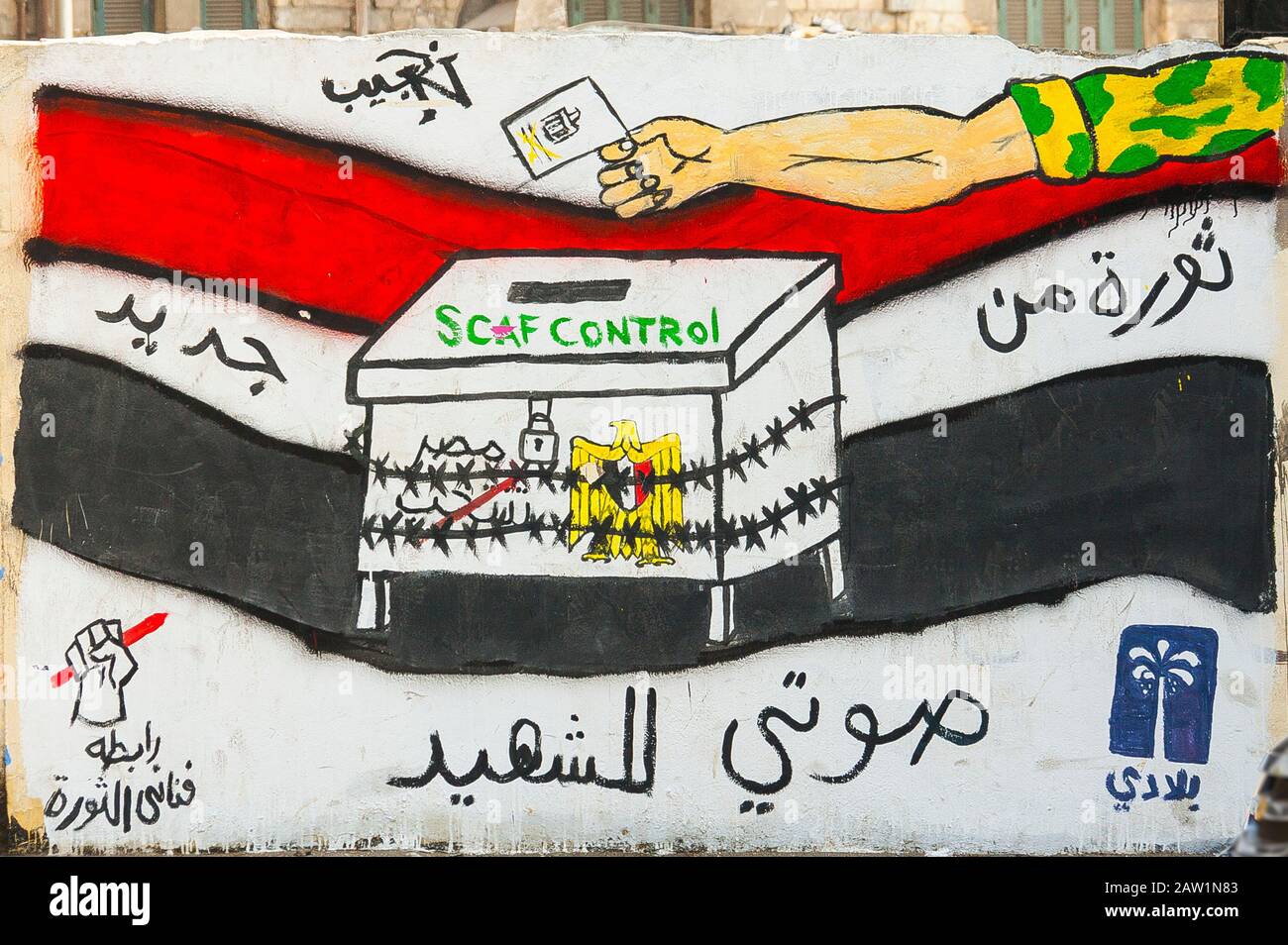 Ägypten, Kairo, Graffiti der ägyptischen Revolution in der Nähe der Straße Mohamed Mahmoud. Es heißt, dass Wahlen völlig unter der Kontrolle der Armee stehen. Stockfoto