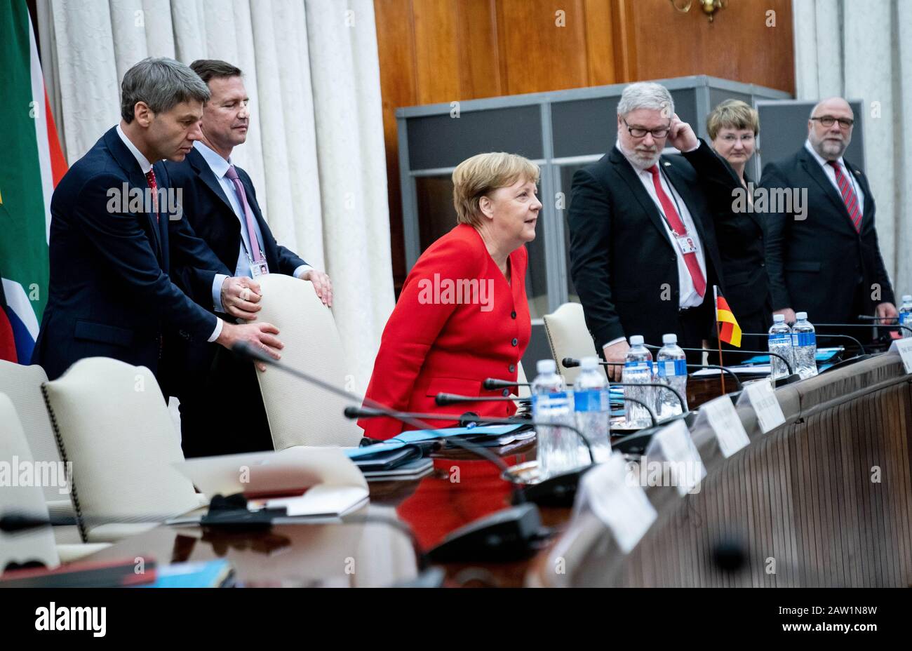 Ulrich kalmbach, angelika limmroth, rolf hecker: Jan Hecker Frau - Pretoria Sudafrika Februar 2020 Jan Hecker L Aussenpolitischer Berater Der Kanzlerin Und Steffen Seibert 2 Von L Regierungssprecher Schieben Zu Beginn Des Gesprachs Mit Dem Prasidenten Sudafrikas Den Vorsitz Fur Kanzlerin Angela