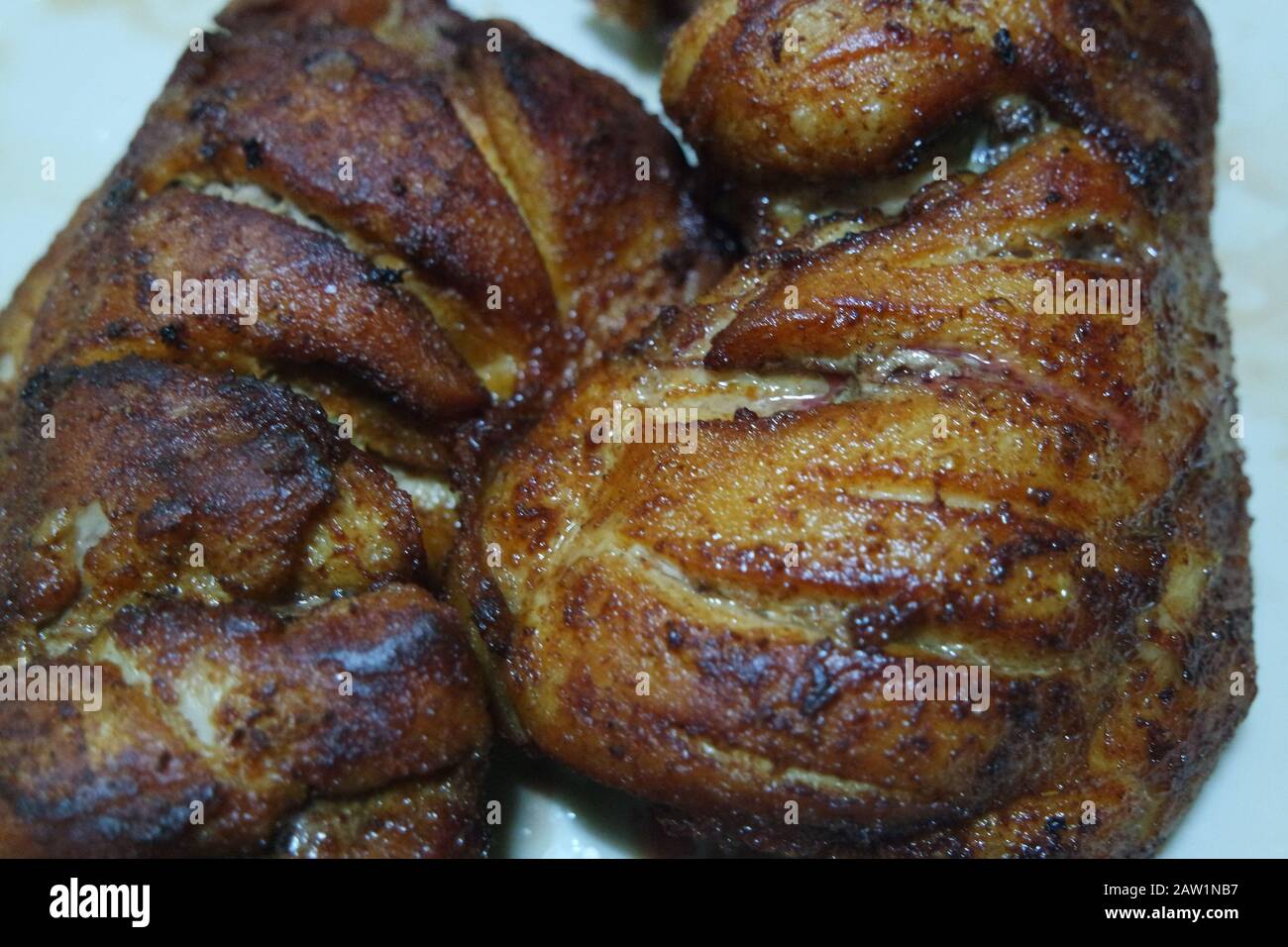 Gebratene, gegrillte Hühnerstücke mit marinierten Gewürzen darauf. Leckeres gebratenes Hühnergrill Stockfoto