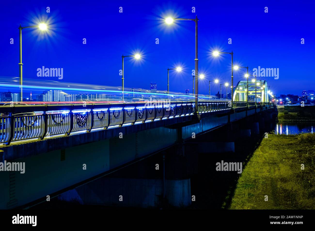 Flüsse des Lichts auf einer Brücke Stockfoto