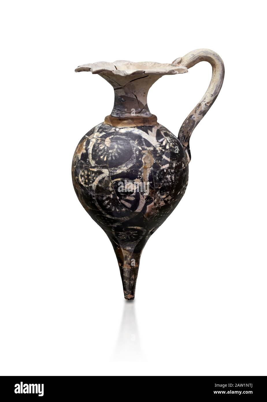 Minoische rituelle Rhythmion mit blütenförmigem Mund und Dekorationen, Phaistos 1800-1700 v. Chr.; Archäologisches Museum Heraklion, weißer Hintergrund. Stockfoto