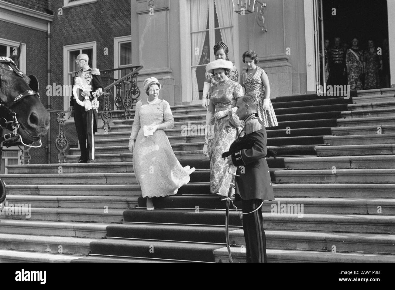 Eröffnung des Generalstaaten. Prinz und Königin werden von den Prinzessinnen überprüft Datum: 19. September 1961 Schlüsselwörter: Eröffnungen, Königinnen, Prinzennamen: Beatrix, Prinzessin Stockfoto