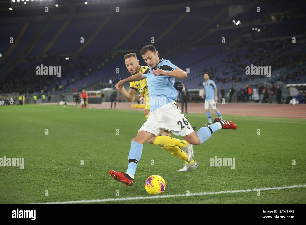 Rom, Italien. Februar 2020. Im Stadio Olimpico von Rom haben Lazio und Verona mit 0:0 das 17. Spiel der italienischen Serie A In diesem Bild Stefan Radu und Amir Rrahmani (Foto von Paolo Pizzi/Pacific Press) Credit: Pacific Press Agency/Alamy Live News gewonnen Stockfoto