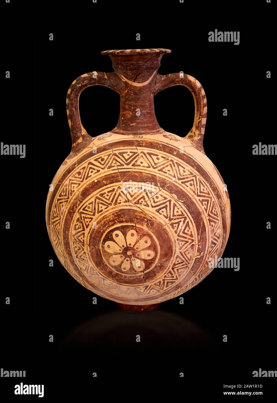 Minoisch dekorierter Kolben mit konzentrischen Zierbändern, Konssos Temple Tomb 1400-1250 v. Chr.; Archäologisches Museum Heraklion, schwarzer Hintergrund Stockfoto