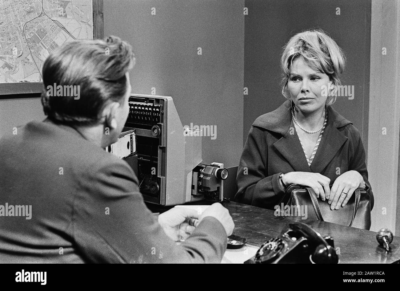 Aufnehmen von TV-Stück Shop-Dieb Jan Blokker; links Piet Hendriks, rechts Yoka Berretty Datum: 16. September 1963 Schlagwörter: Fernsehstücke Personenname: Berretty, Yoka, Hendriks, Piet Stockfoto