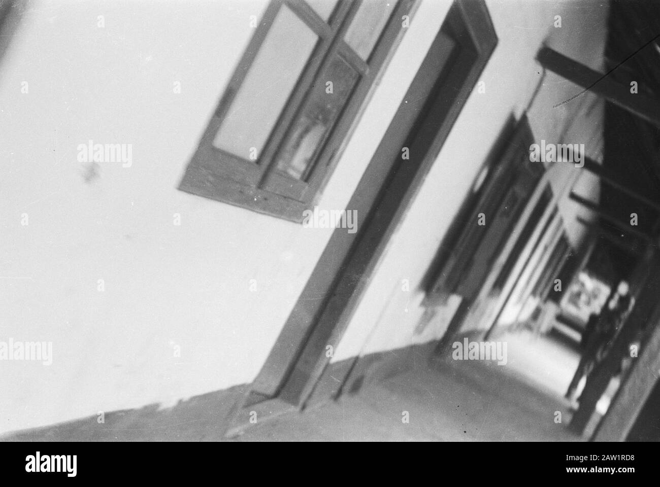 Passfotos VI [aufnehmen einer Galerie/Veranda eines Gebäudes. Schiefe genommen] Datum: 07/01/1947 Ort: Indonesien Niederländische Ostindien Stockfoto
