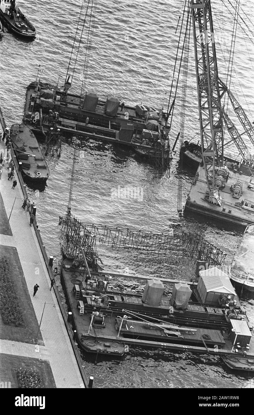 Verzögerung für U-Bahn-Erbauer in Rotterdam bricht die Brücke im Parkhaven ab und steht teilweise unter Wasser Datum: 16. September 1964 Standort: Rotterdam, Südholland Stockfoto