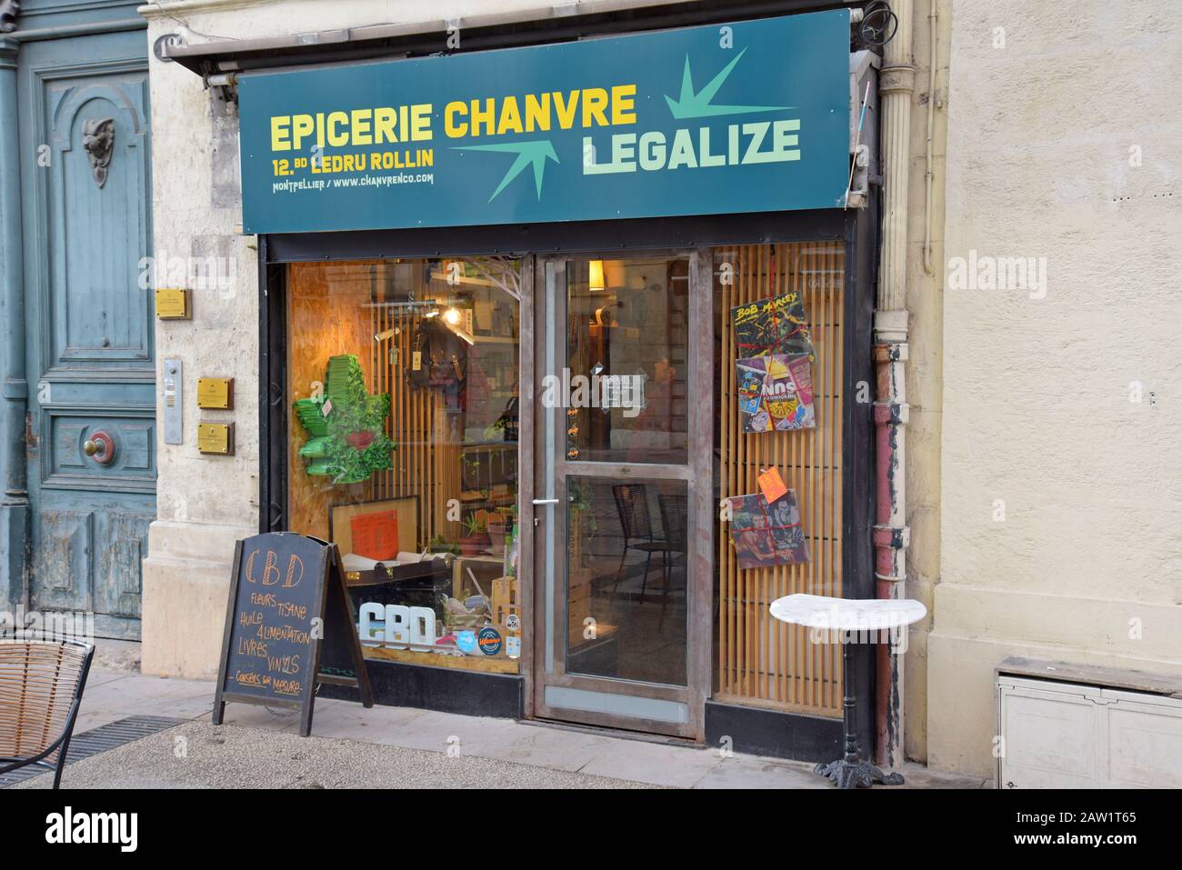 Ein Hauptgeschäft/legalisieren Sie Cannabisgeschäft, in dem CBD-Cannabisöl in Montpellier, Frankreich, verkauft wird Stockfoto