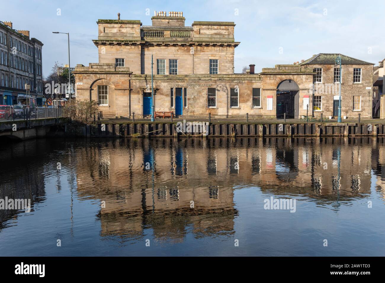 Custom House Gallery on Customs Wharf spiegelte sich im Wasser von Leith in Leith, Edinburgh, Schottland, Großbritannien, wider Stockfoto