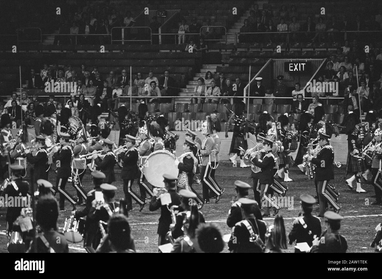 Marine Band im Royal Tournament at Earls Court Exhibition Building in London Performance by the Royal Artilley Band and Pipes Datum: 17. Juli 1975 Ort: UK, London Schlagwörter: Soldaten , Musikwettbewerbe, Bands Institution Name: Marine Band of the Royal Navy Stockfoto