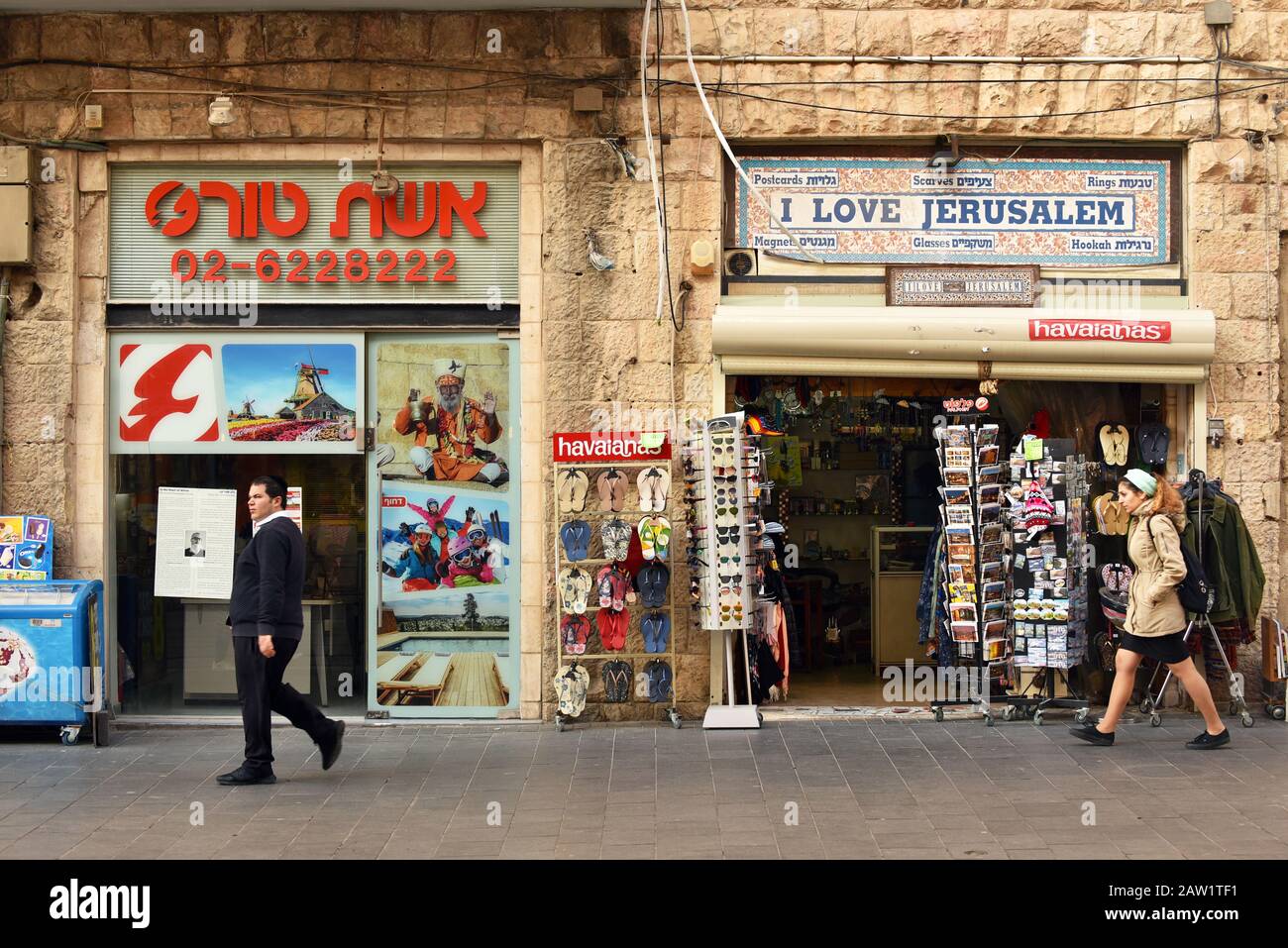 Ladenfronten eines Reisebüros und Souvenirshops Stockfoto