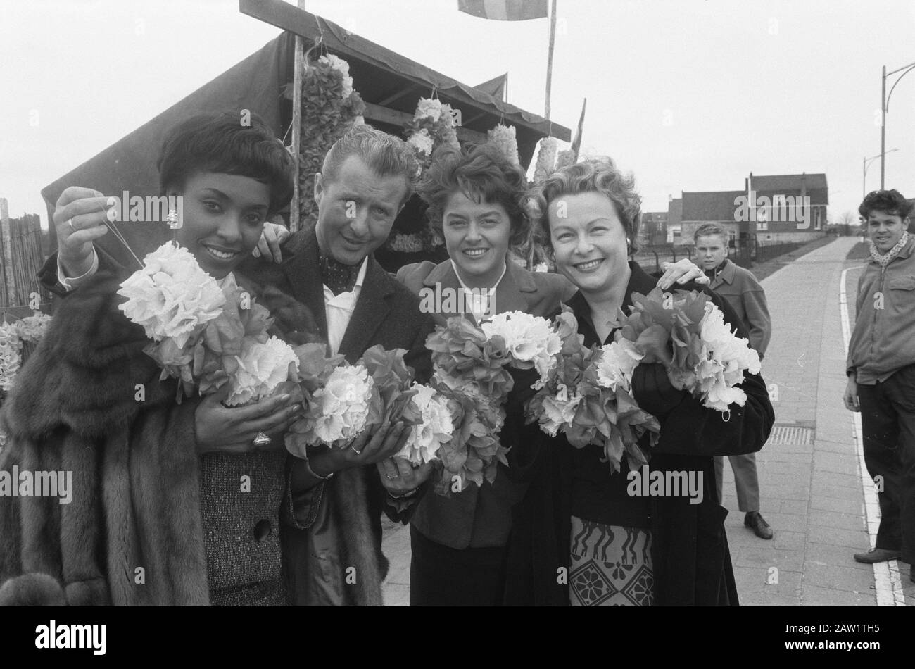 Aufführung von Ilse Werner und Elaine Delmar aus Treslong für KRO. Ilse Werner und Elaine Delmar Datum: 7. April 1961 Personenname: Elaine Delmar, Ilse Werner Institutsname: Kro, Treslong Stockfoto