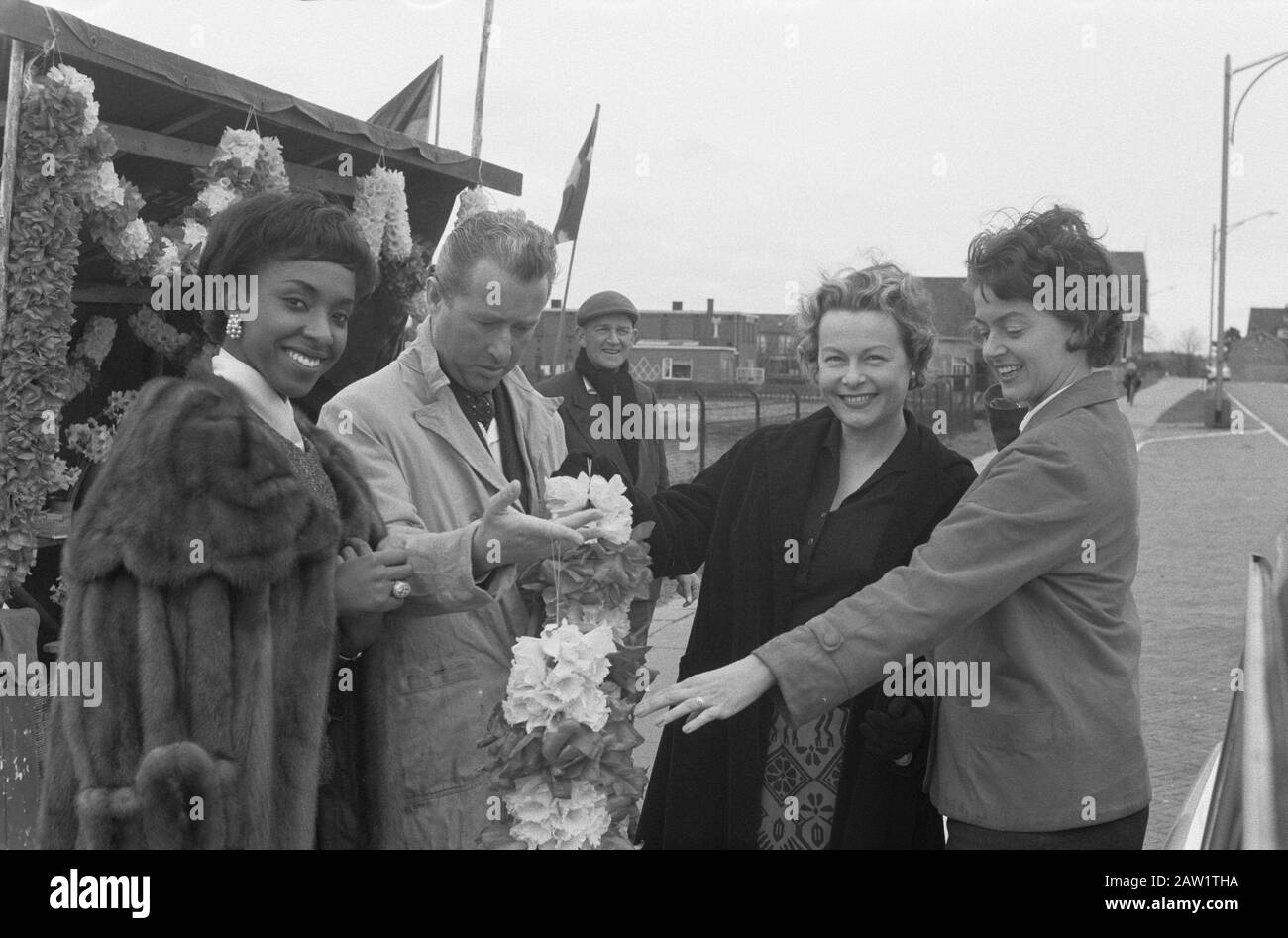 Aufführung von Ilse Werner und Elaine Delmar von Treslong Datum: 7. April 1961 Personenname: Elaine Delmar, Ilse Werner Institutionenname: Treslong Stockfoto