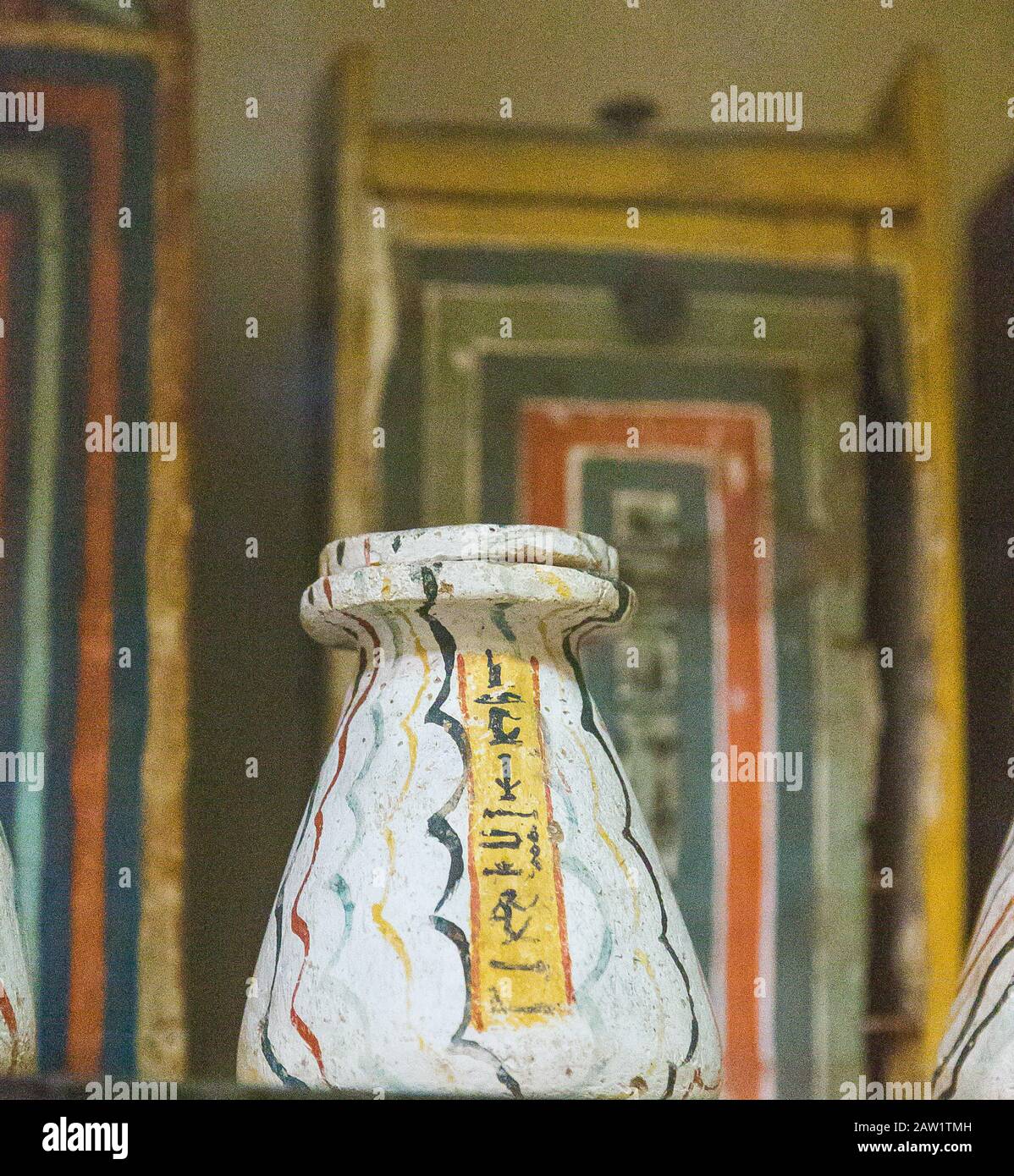 Ägypten, Kairo, Ägyptisches Museum, aus dem Grab von Sennedjem, Deir el Medina: Vase von Sennedjem, mit Kanopenkästen dahinter. Stockfoto
