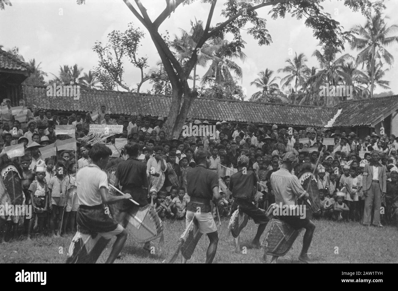 Bringin (Salatiga) Ordnung und Frieden werden wiederhergestellt, die Gummifirma läuft wieder, es gibt ein weiteres Essen, so dass in der Dessa gefeiert wird. Koeda Kepang, ein traditioneller javanischer Tanz mit Stockpferden Datum: 28. Dezember 1947 Ort: Indonesia Dutch East Indies Stockfoto