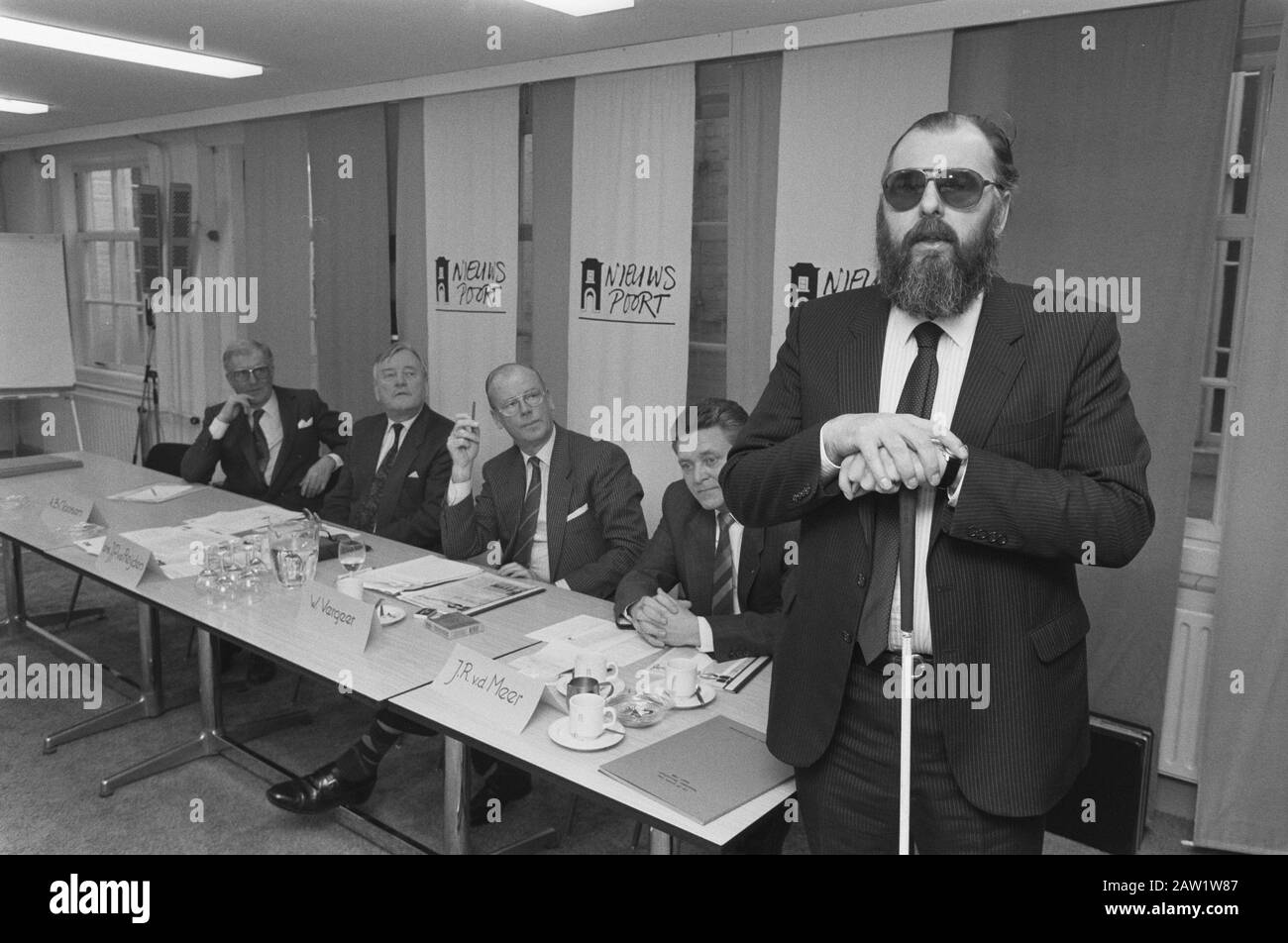 Alt Von Reyden State übergibt SBO Newsletter in Braille Christopher Friend (Command SBO) Datum: 2. März 1988 Stichwörter: Braille, Übergaben Personenname: Christopher Friend, Reijden Joop van der Stockfoto