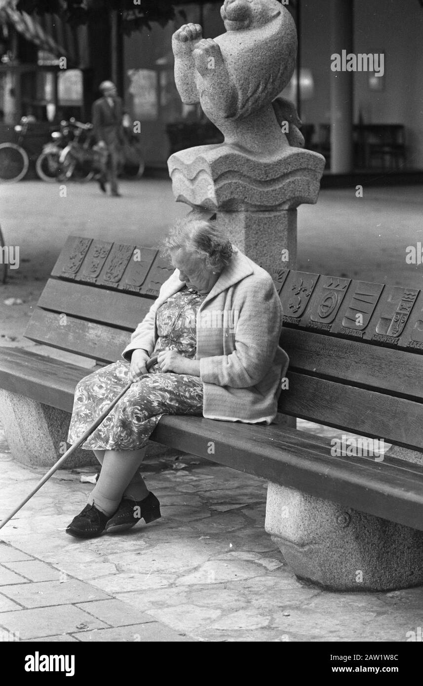 Alte schlafende Frau auf der Bank Datum: 2. Oktober 1961 Schlagwörter: Banken, Frauen Stockfoto