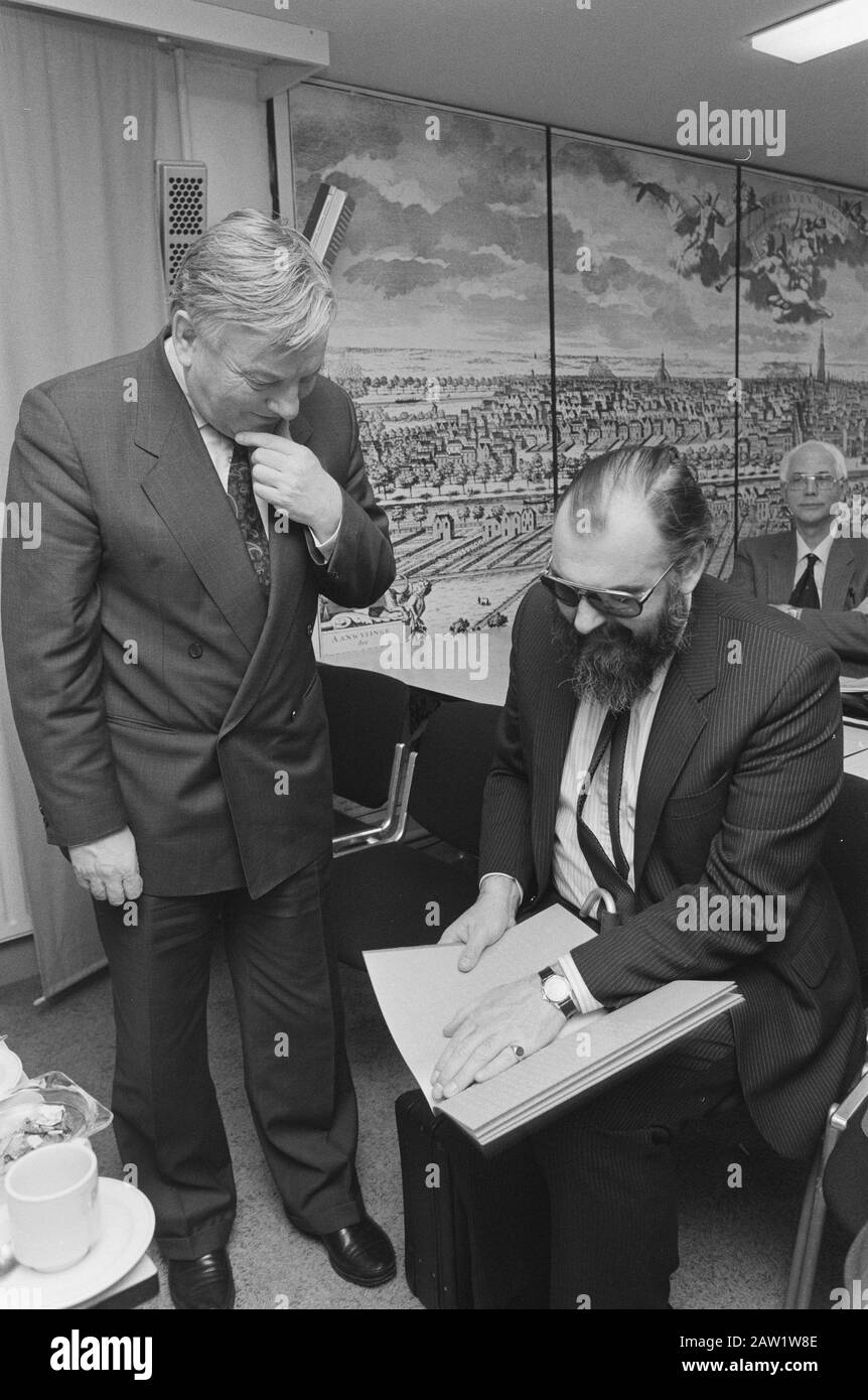 Alt Von Reyden State übergibt SBO Newsletter in Braille Christopher Friend (Command SBO) Datum: 2. März 1988 Stichwörter: Braille, Übergaben Personenname: Christopher Friend, Reijden Joop van der Stockfoto