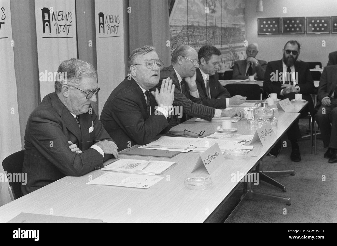 Alt Von Reyden State übergibt SBO Newsletter in Braille Christopher Friend (Command SBO) Datum: 2. März 1988 Stichwörter: Braille, Übergaben Personenname: Christopher Friend, Reijden Joop van der Stockfoto