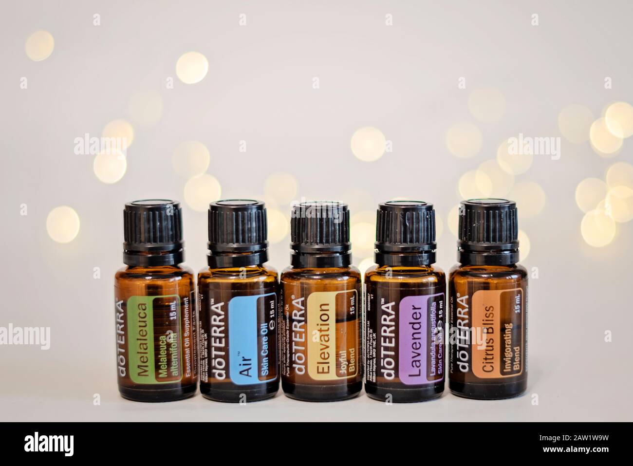 Banska Bystrica, Slowakei - 27. November 2019: Hochwertige ätherische Öle der Marke Doterra. Konzept für Gesundheit und Wohlbefinden. Aromatherapieöle. Stockfoto