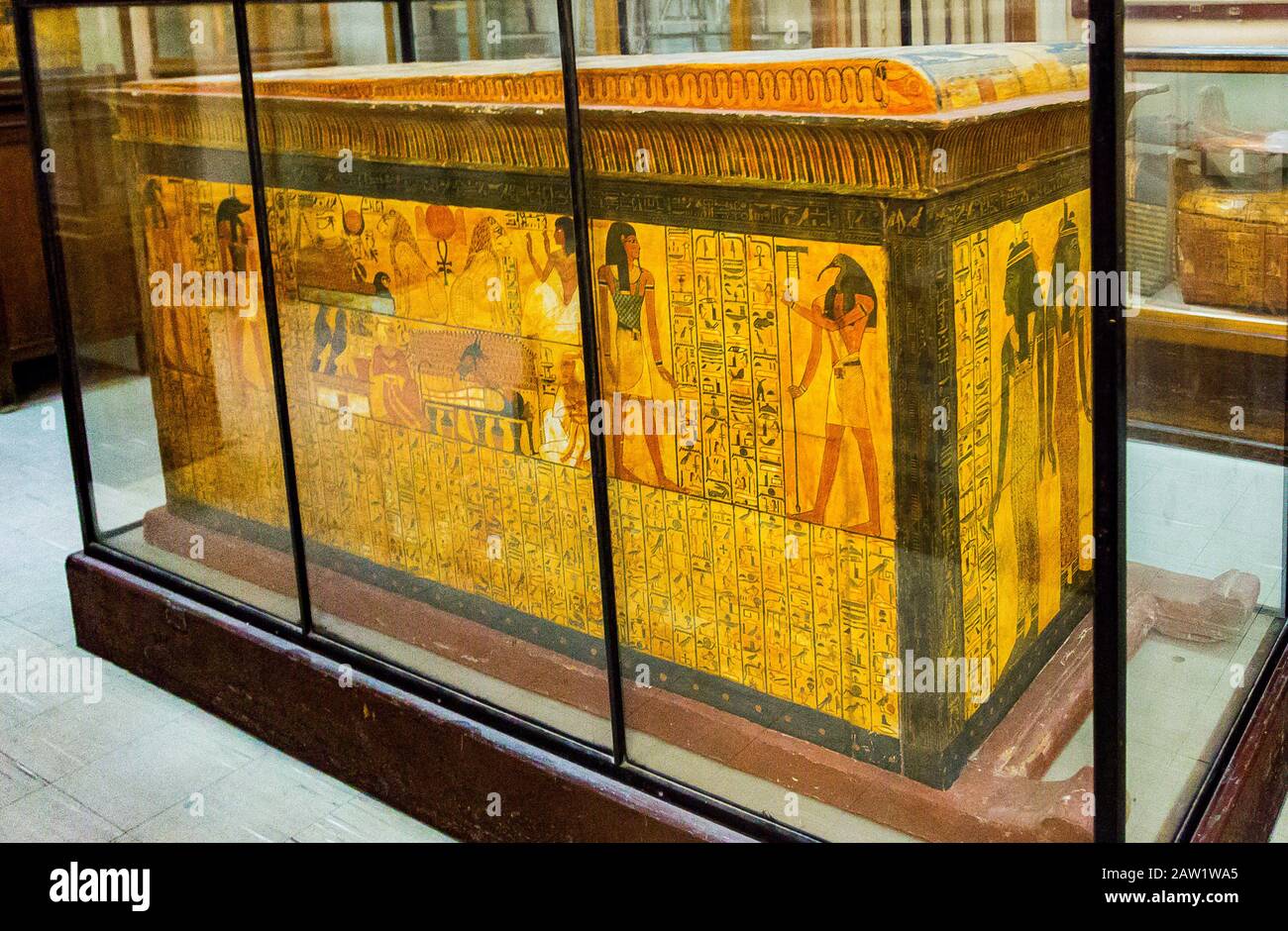 Ägypten, Kairo, Ägyptisches Museum, aus dem Grab von Sennedjem, Deir el Medina: Sarkophag von Khonsu, auf seinem abnehmbaren Schlitten. Stockfoto