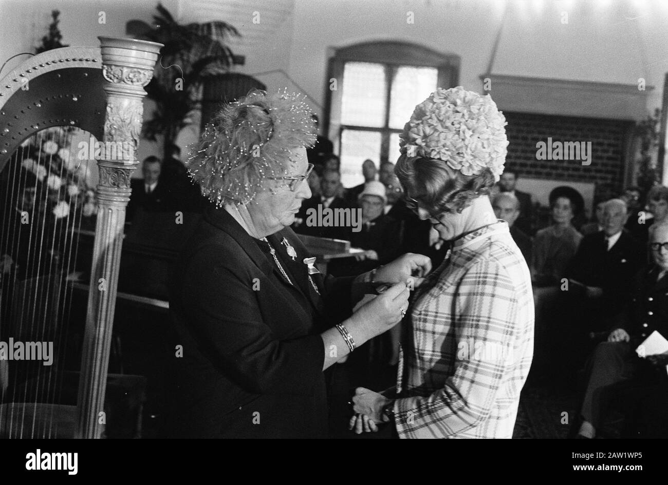 Königin Juliana verlieh der Krankenschwester die Florence Nightingale Medal der Frau Verlinden in Rolzaal am Binnenhof in Den Haag Datum: 26. September 1969 Ort: Den Haag, Südholland Schlüsselwörter: Queens, Medaillen, Krankenschwestern Und Krankenschwestern Name der Einrichtung: Rolzaal Stockfoto