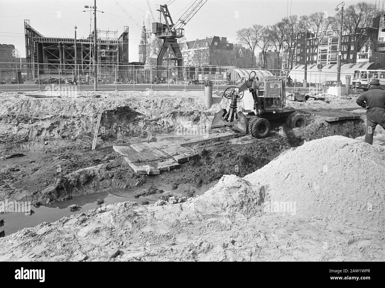 Alte Pfähle sind in Waterloo vom Boden gezogen, d. H U-Bahn Datum: 14. April 1972 Schlagwörter: U-Bahn-Bau Stockfoto